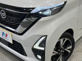 【LEDヘッドライト】悪天候や夜間走行時も良好な視界を確保し安心して運転できる高輝度LEDヘッドライトを装備!点灯速度が早く、消費電力も抑えられています。