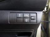 パーキングセンサーや横滑りを防ぐVSA等のスイッチ類は運転席の右側、手の届きやすい位置にあります。