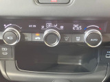 【オートエアコン】一度お好みの温度に設定すれば、車内の温度を検知し風量や温度を自動で調整。暑い&hellip;寒い&hellip;と何度もスイッチ操作をする必要はありません。快適な車内空間には必須の機能ですね♪