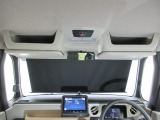 純正オプションのフロントシェード付きルーフコンソールBOXを装着しています。運転席周りの小物入れが増えて、夏場の駐車時の車内保護に格納式シェードが役に立ちます。