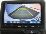 リアワイドカメラシステム!従来の視野に加えて、後方側方を約180&deg;まで見えるワイドビューと、後方を真上から見たような視野で駐車時などに便利なトップダウンビューの3つの視野があります!