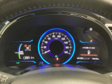 ハイブリット車専用のメーターです。中央のスピードメーターより左右のサブデスプレイで燃費や動力伝達などの情報が見れるようになっています。