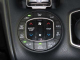 【オートエアコン】一度お好みの温度に設定すれば、車内の温度を検知し風量や温度を自動で調整。暑い&hellip;寒い&hellip;と何度もスイッチ操作をする必要はありません。快適な車内空間には必須の機能ですね♪