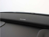 【harman/kardon】5つのスピーカーを内蔵したサウンドバーにより、ドライバーを包み込む音場を実現しました。また、洗練されたミニマルデザインは、キャビンをスタイリッシュに彩ります。