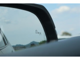 隣車線を走る車両をレーダーで検知し、ドアミラーでは確認しにくい後側方エリアに存在する車両に加え、急接近してくる車両も検知します。車両を検知するとドアミラーに搭載されたLEDインジケーターが点灯します。