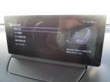 こちらのお車には先進安全装備が多数搭載されています。衝突被害を回避あるいは軽減するためのブレーキや、後方死角からの接近警報、車線逸脱を防止する警報装置など、詳しくはスタッフまでお尋ねください。