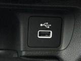 運転席側には、音楽再生対応のUSBポートを搭載しています。