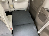 リアシートは簡単に倒すことができるので、ラゲッジルームも広がります。