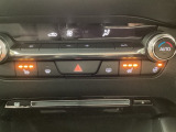 運転席と助手席にはシートヒーターが付いています☆寒い時期に腰周りを温めてくれるので体全体が温まりやすいのは勿論、暖房と違い顔に風が当たらないので、乾燥肌やドライアイの方でも大丈夫☆