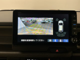 後方の距離感や障害物を、モニター越しに教えてくれる機能です。見えにくい場所を確認できる安心感が、落ち着いたハンドル操作を支えます。
