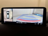 パノラミックビューモニター付きです。車両を上から見たような映像を画面に表示。運転席からの目視だけでは見にくい車両周辺の状況をリアルタイムでしっかりと確認できます。