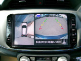アラウンドビューモニターも装備しております。ご覧のように車体を真上か見たような映像なので、車庫入れの苦手なお客様ももうご心配いりません。