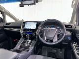 運転席まわりです。 各操作スイッチは使いやすい位置に配置されてます。