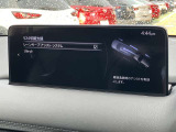 車線を踏み越えそうな時、危険をドライバーに警告し、走行位置を車線内に戻すよう、ステアリング操作をアシストします。
