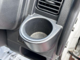 [ドリンクホルダー]お気に入りのドリンクを片手に、快適なドライブを♪500mlペットボトルも置けます!