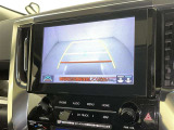 バックモニター付なので後退時に後方が見えるので安心。 車は構造上、死角がたくさんなので万が一を考えると必須ですね。 あくまで補助の為の装備、バックは目視で確認する事が重要ですよ。
