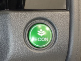 ECON モードをON にするとアクセルペダルの動きに対するエンジンの反応とエアコンの制御を切り換えることで、燃費のいい運転をするドライバーがペダルを踏んだ時と同じようにエンジンを制御します。