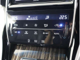 ☆オートエアコンです♪一度お好みの温度に設定すれば、車内の温度を検知し風量や温度を自動で調整してくれる優れもの!暑い&hellip;寒い&hellip;と何度もスイッチ操作をする必要はありませんね♪