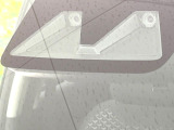 【スマートアシスト】走行中に前方の車両等を認識し、衝突しそうな時は警報とブレーキで衝突回避と被害軽減をアシスト。より安全にドライブをお楽しみいただけます。