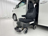 サイドリフトアップシート車:助手性側のセカンドシートが電動で回転して画像のように動きます!