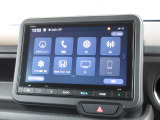 ナビゲーションは純正8インチコネクトナビ(VXM-245ZFEi)を装着しております。AM、FM、Bluetooth、フルセグTVがご使用いただけます。初めて訪れた場所でも安心ですね!