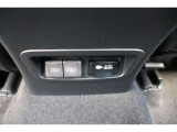 後部席へ乗車して携帯電話などを充電する時に前から配線を伸ばすとごちゃごちゃして邪魔になりがちですよね。そんな煩わしさを解消する後席側USBポート☆