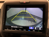リバースギアに入れるだけで後方の表示へ切り替わります。夜間や雨の日の駐車も楽になりますよ。