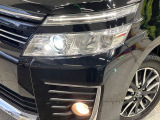【LEDヘッドライト】悪天候や夜間走行時も良好な視界を確保し安心して運転できる高輝度LEDヘッドライトを装備!点灯速度が早く、消費電力も抑えられています。
