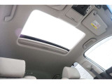 サンルーフ装備のお車です!晴天時に開放して、ドライブをより一層楽しむことが出来ます!