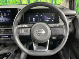 インテリアに合わせたデザインのステアリングは、運転される方のことも考え、運転しやすい形状、大きさです。是非一度、実際に触ってお確かめください。
