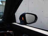アウディサイドアシスト『後方の死角を並走する車両を検知しドアミラーの内側のLEDが点灯。ドライバーに注意を促し事故を未然に防ぐシステムです。』