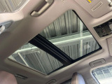 【大型サンルーフ】車内の解放感が一気に上がる大型のパノラマルーフ!季節を問わず開放的で快適なドライブをお楽しみいただけます。流通量も少なく希少価値の高い人気の装備です♪