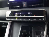 室内の空調は温度設定が出来るオートエアコンで、車内は年中快適です♪