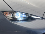 【LEDヘッドライト】悪天候や夜間走行時も良好な視界を確保し安心して運転できる高輝度LEDヘッドライトを装備!点灯速度が早く、消費電力も抑えられています。