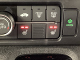 運転席と助手席にはシートヒーターが付いています☆寒い時期に腰周りを温めてくれるので体全体が温まりやすいのは勿論、暖房と違い顔に風が当たらないので、乾燥肌やドライアイの方でも大丈夫☆