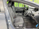 運転席まわりには十分なスペースがあり、大柄な方でもゆったり運転していただける環境です。
