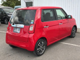 コンビネーションランプを高い位置に配置、後続車に見やすいデザインで安全にも配慮。