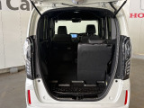 6:4分割で片側だけでも背もたれを倒してOK。乗車人数と荷物の量に応じた様々なシーンで対応可能なシートアレンジ