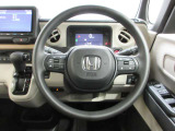 ハンドルの両側に操作ボタンが付いております。運転しながら操作ができるのでとっても便利!