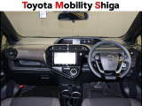 シックな色使いの運転席周りですね。すっきりとしたデザインで上品な色使いです。居心地の良い運転席、長く座ってられるリラックスできるデザインがいいですね。