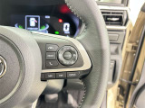 クルーズコントロール機能が付いています。 速度を設定するとアクセルを踏まなくても一定の速度で走ることができます。  高速道路ではとても便利な装置なんです。