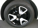 こだわったデザインのホイールカバーを装着しております。タイヤサイズは185/65R15になります。