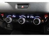 運転席と助手席の温度設定の変更が可能な左右独立タイプのデュアルエアコンです♪♪♪暑がりな人・寒がりな人も誰もが車内を快適にお過ごしいただけます♪♪♪