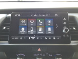 Honda CONNECTディスプレーを搭載しています。ナビ、スマホ連携、車両情報表示、各種設定操作を一つに集約した高機能タッチパネル。直感的に使える便利なインターフェースです。