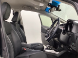 広い足元にゆったり座れるシートには肘掛けも装備しており長距離の運転でも疲れにくくなってます。