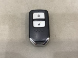 スマートキーを装備しています。鍵を差し込むことなくドアロックの開け閉めと、スタートボタン操作でのエンジンスタートができます。