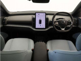 ドライバー・ディスプレイとセンターディスプレイを、12.3インチのタブレットに集約しました。運転操作に必要な情報とよく使う機能のコントロールボタンを、同一画面内にわかりやすく表示させることができます。
