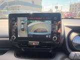 【全方位カメラ】自車を真上から見下ろす視点をモニターに映す機能。駐車や離合時の死角を無くして安全を支えます。トヨタ名のパノラミックビュー等、現代の商談では外せない必須の安全装備です。