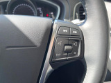 【ステアリングスイッチ】運転中、前方から目線をそらさずにオーディオ等の操作ができるよう、適切に配置されたスイッチ類。安心&快適なドライブを演出してくれる便利な機能です。