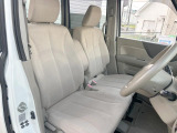 運転席まわりには十分なスペースがあり、大柄な方でもゆったり運転していただける環境です。